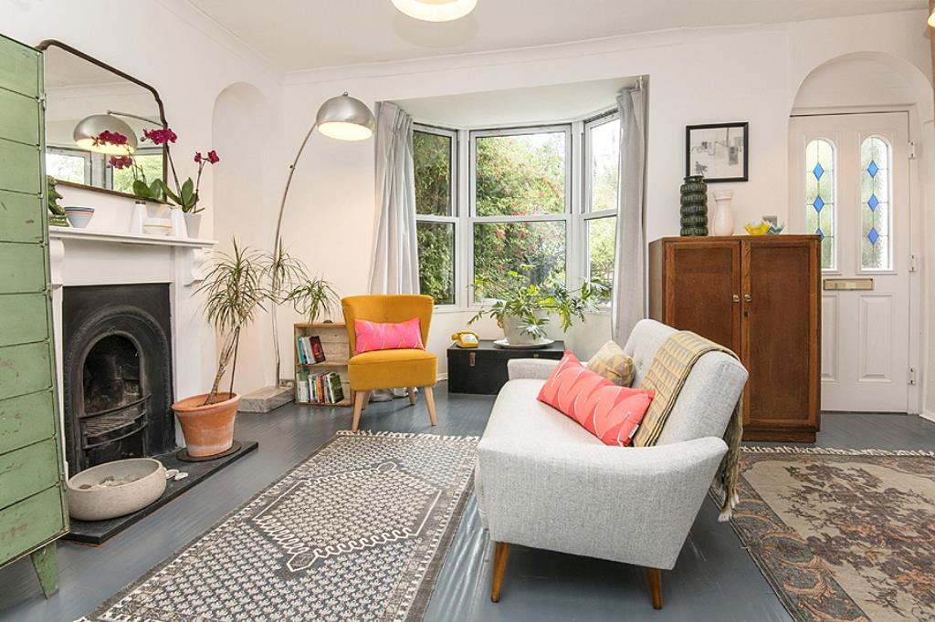 Lot: 143 - THREE STOREY THREE-BEDROOM TOWN HOUSE - Sitting Room with fireplace